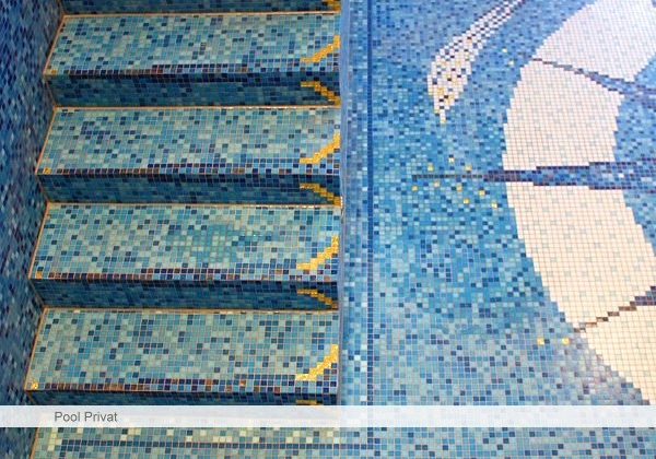 2-schwimmbad-privat-sonne-gelbmosaik.jpg